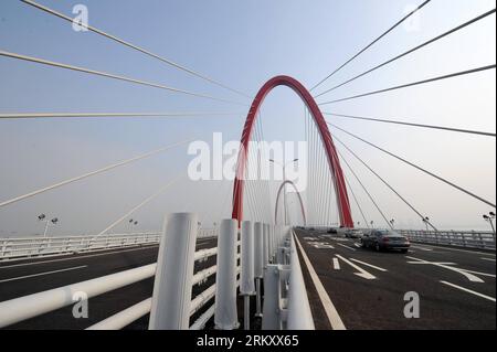 Bildnummer : 59103167 Datum : 18.01.2013 Copyright : imago/Xinhua voitures courent sur le pont Zhijiang nouvellement ouvert à Hangzhou, capitale de la province du Zhejiang de l'est de la Chine, 18 janvier 2013. Le pont de Zhijiang, long de 4,7 kilomètres, qui relie le district de Binjiang et le district de Zhijiang à Hangzhou, a ouvert ses portes vendredi. Le pont de Zhijiang a la plus grande travée, la hauteur de pylône la plus élevée et la route la plus large parmi tous les ponts actuels à pylône en acier arqué à double câble en Chine. (Xinhua/Ju Huanzong) (wjq) CHINA-ZHEJIANG-HANGZHOU-ZHIJIANG BRIDGE-OPENING (CN) PUBLICATIONxNOTxINxCHN Gese Banque D'Images