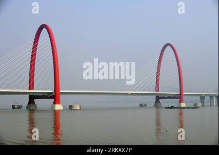 Bildnummer : 59103168 Datum : 18.01.2013 Copyright : imago/Xinhua photo prise le 18 janvier 2013 montre le pont Zhijiang nouvellement ouvert à Hangzhou, capitale de la province du Zhejiang de l'est de la Chine. Le pont de Zhijiang, long de 4,7 kilomètres, qui relie le district de Binjiang et le district de Zhijiang à Hangzhou, a ouvert ses portes vendredi. Le pont de Zhijiang a la plus grande travée, la hauteur de pylône la plus élevée et la route la plus large parmi tous les ponts actuels à pylône en acier arqué à double câble en Chine. (Xinhua/Ju Huanzong) (wjq) CHINA-ZHEJIANG-HANGZHOU-ZHIJIANG BRIDGE-OPENING (CN) PUBLICATIONxNOTxINx Banque D'Images