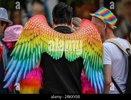 Brême, Allemagne. 26 août 2023. Un participant du Christopher Street Day (CSD) porte des ailes de couleur arc-en-ciel. La police attendait 10 000 à 12 000 personnes pour le cortège de manifestation à travers la ville hanséatique. Crédit : Focke Strangmann/dpa/Alamy Live News Banque D'Images