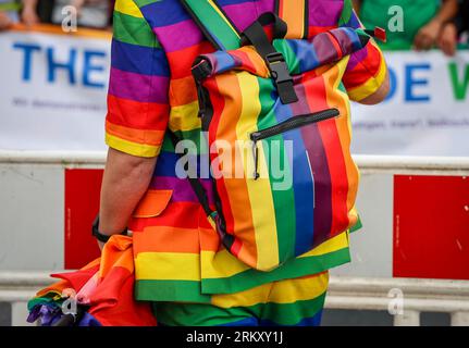 Brême, Allemagne. 26 août 2023. Un participant du Christopher Street Day (CSD) porte un costume et un sac à dos de couleur arc-en-ciel. La police attendait 10 000 à 12 000 personnes pour le cortège de manifestation à travers la ville hanséatique. Crédit : Focke Strangmann/dpa/Alamy Live News Banque D'Images