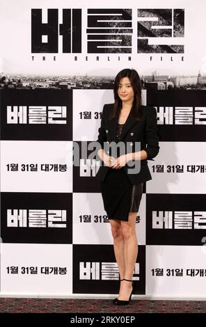 Bildnummer : 59111986 Datum : 21.01.2013 Copyright : imago/Xinhua (130121) -- SÉOUL, 21 janvier 2013 (Xinhua) -- l'actrice sud-coréenne Jun Ji-hyun assiste à une avant-première pour la presse de son nouveau film The Berlin File à Séoul, Corée du Sud, le 21 janvier 2013. Le film sortira dans les salles de Corée du Sud le 31 janvier 2013. (Xinhua/Park Jin-hee) (zf) CORÉE DU SUD-SÉOUL-FILM THE BERLIN FILE PUBLICATIONxNOTxINxCHN People Entertainment film Südkorea premiumd x0x xmb 2013 hoch 59111986 Date 21 01 2013 Copyright Imago XINHUA Séoul Jan 21 2013 l'actrice sud-coréenne de XINHUA jun ji Hyun assiste à un aperçu presse pour Her New fil Banque D'Images