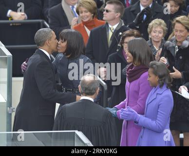 Bildnummer : 59113335 Datum : 21.01.2013 Copyright : imago/Xinhua (130121) - WASHINGTON D.C., 21 janvier 2013 (Xinhua) -- le président américain Barack Obama (à gauche) embrasse sa femme après qu’il ait prêté serment pour son deuxième mandat lors de la cérémonie d’inauguration présidentielle sur le front ouest du Capitole des États-Unis à Washington D.C., aux États-Unis, le 21 janvier 2013. (Xinhua/Zhang Jun) US-PRESIDENT-INAUGURATION CENALY-OBAMA-ASSERMENTATION-IN PUBLICATIONxNOTxINxCHN People Politik Eid Vereidigung Eid USA Amtseid premiumd x1x xmb 2013 quer Highlight premiumd o0 Familie Kind Partnerin, Frau, Ehefrau 59113335 Date 2 Banque D'Images