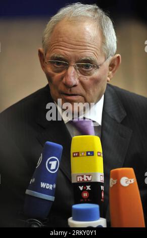 Bildnummer : 59114601 Datum : 21.01.2013 Copyright : imago/Xinhua (130121) -- BRUXELLES, 21 janvier 2013 (Xinhua) -- le ministre allemand des Finances Wolfgang Schauble s'adresse aux médias à son arrivée pour une réunion des ministres des Finances de l'Eurogroupe au siège de l'UE à Bruxelles, capitale de la Belgique, le 21 janvier 2013. Le nouveau président de l'Eurogroupe pour remplacer le leader sortant Jean-Claude Juncker sera nommé au cours de la réunion, et le ministre néerlandais des Finances Jeroen Dijsselbloem est le seul candidat établi pour ce poste. (Xinhua/Ye Pingfan) BELGIQUE-EUROGROUPE-RÉUNION-NOUVEAU PRÉSIDENT PUBLICATIONxNOTxINx Banque D'Images