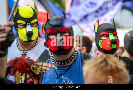 Brême, Allemagne. 26 août 2023. Les participants au Christopher Street Day (CSD) portent des masques pour chiens à Brême. La police attendait 10 000 à 12 000 personnes pour le cortège de manifestation à travers la ville hanséatique. Crédit : Focke Strangmann/dpa/Alamy Live News Banque D'Images