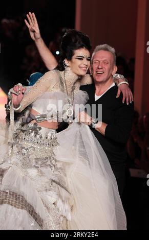 (130123) -- PARIS, 23 janv. 2013 (Xinhua) -- le designer français Jean Paul Gaultier (R) rend hommage au public à côté d'un modèle lors des expositions de la collection haute Couture Printemps-été 2013 à Paris, France, le 23 janvier 2013. (Xinhua/Gao Jing) FRANCE-PARIS-FASHION WEEK-HAUTE COUTURE-JEAN PAUL GAULTIER PUBLICATIONxNOTxINxCHN Banque D'Images