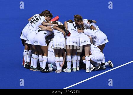 Monchengladbach, Allemagne. 26 août 2023. Les joueuses belges photographiées au début d'un match de hockey entre l'équipe nationale belge des Red Panthers et les pays-Bas, samedi 26 août 2023 à Monchengladbach, en Allemagne, la finale des championnats d'Europe féminins de hockey. Les championnats EuroHockey 2023 ont lieu du 18 au 27 août 2023. BELGA PHOTO DIRK WAEM crédit : Belga News Agency/Alamy Live News Banque D'Images