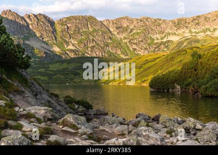 Lacs alpins 'Dolina Pieciu Stawow' dans les montagnes Tatras, Pologne en été Banque D'Images