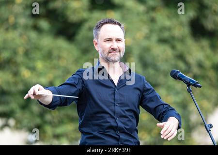 26 août 2023, Brandenburg, Cottbus : lors d'un concert pour marquer l'événement d'ouverture du Théâtre d'État de Cottbus pour la nouvelle saison, le directeur musical général Alexander Merzyn dirige des musiciens amateurs. 'Ensemble. Ici.' C'est la devise du Théâtre d'État de Cottbus pour la saison 2023/24, que le théâtre à quatre orateurs de Brandebourg célèbre ce week-end avec les citoyens. Un total de 19 premières dans les divisions théâtre, théâtre musical et ballet, huit concerts philharmoniques et de nombreux événements dans les séries «Special format» et «Special» seront vécus. Photo : Frank Hammerschmidt/dpa/ Banque D'Images