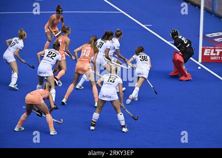 Monchengladbach, Allemagne. 26 août 2023. La néerlandaise Marijn Veen marque lors d'un match de hockey entre l'équipe nationale belge des Red Panthers et les pays-Bas, samedi 26 août 2023 à Monchengladbach, en Allemagne, la finale des championnats d'Europe féminins de hockey. Les championnats EuroHockey 2023 ont lieu du 18 au 27 août 2023. BELGA PHOTO DIRK WAEM crédit : Belga News Agency/Alamy Live News Banque D'Images