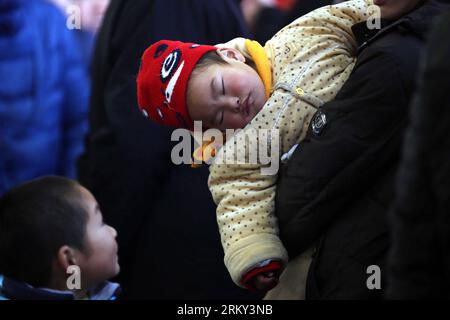 Bildnummer : 59136756 Datum : 26.01.2013 Copyright : imago/Xinhua (130126) -- NANTONG, 26 janvier 2013 (Xinhua) -- Un enfant s'endort en attendant un autocar à la gare routière de Nantong à Nantong, dans la province de Jiangsu, dans l'est de la Chine, le 26 janvier 2013. Alors que le festival du printemps, qui tombe le 10 février de cette année, approche, beaucoup se sont précipités pour commencer leur voyage de retour. (Xinhua/Huang Zhe) (ry) CHINA-SPRING FESTIVAL-TRAVEL RUSH (CN) PUBLICATIONxNOTxINxCHN Gesellschaft China Verkehr Ferien voll Gedränge xcb x0x 2013 quer 59136756 Date 26 01 2013 Copyright Imago XINHUA Nantong Jan 26 2013 XINHUA un enfant Banque D'Images