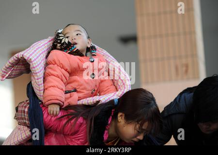 Bildnummer : 59137330 Datum : 26.01.2013 Copyright : imago/Xinhua (130126) -- HANGZHOU, 26 janvier 2013 (Xinhua) -- Une femme porte son enfant sur son dos pour monter à bord d'un train à la gare de Hangzhou, à Hangzhou, capitale de la province du Zhejiang de l'est de la Chine, 26 janvier 2013. Alors que le festival du printemps, qui tombe le 10 février de cette année, approche, beaucoup se sont précipités pour commencer leur voyage de retour. (Xinhua/Ju Huanzong) (lx) CHINA-HANGZHOU-SPRING FESTIVAL-TRAVEL (CN) PUBLICATIONxNOTxINxCHN Gesellschaft China Verkehr Ferien voll Gedränge xcb x0x 2013 quer 59137330 Date 26 01 2013 Copyright Imago XINHUA Hangzh Banque D'Images