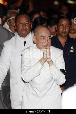 Bildnummer: 59138174  Datum: 26.01.2013  Copyright: imago/Xinhua (130126) -- PHNOM PENH, Jan. 26, 2013 (Xinhua) -- Cambodian King Norodom Sihamoni (front) greets participants at a Buddhism-customary ceremony in front of the Royal Palace in Phnom Penh, Cambodia, Jan. 26, 2013. About 20,000 Buddhist monks gathered in front of Phnom Penh s Royal Palace on Saturday evening to chant and pray for the soul of late King Father Norodom Sihanouk on the 100th day since he died in October last year. (Xinhua/Sovannara) CAMBODIA-PHNOM PENH-MASS MEMORIAL RALLY PUBLICATIONxNOTxINxCHN Gesellschaft Religion Peo Stock Photo