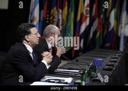 Bildnummer : 59139676 Datum : 26.01.2013 Copyright : imago/Xinhua (130126) -- SANTIAGO, 26 janvier 2013 (Xinhua) -- le président de la Commission européenne Jose Manuel Durao Barroso (à gauche) et le président du Conseil européen Herman Van Rompuy assistent au premier sommet entre la Communauté des États d'Amérique latine et des Caraïbes (CELAC) et l'Union européenne (UE) à Santiago, capitale du Chili, le 26 janvier 2013. Le sommet s'est ouvert ici samedi. (Xinhua/Str) CHILE-POLITICS-eu-CElac-SUMMIT PUBLICATIONxNOTxINxCHN People Politik eu Lateinamerika Gipfel Eröffnung premiumd x0x xmb 2013 quer 59139676 Date 26 01 2013 Banque D'Images