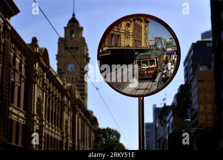 Bildnummer : 59144978 Datum : 28.01.2013 Copyright : imago/Xinhua (130128) -- MELBOURNE, 28 janvier 2013 (Xinhua) -- Un tramway passe devant la gare de Flinders à Melbourne, Australie, 28 janvier 2013. Le réseau de tramways de Melbourne est l'un des plus grands réseaux de tramways au monde. Parmi tous les itinéraires, n ° 35, le City Circle Tram offre un moyen gratuit et pratique pour les visiteurs de voir les sites du centre de Melbourne tout en profitant d'une promenade dans l'un des trams patrimoniaux très appréciés de la ville. (Xinhua/Chen Xiaowei) (msq) AUSTRALIA-MELBOURNE-TRAM PUBLICATIONxNOTxINxCHN Gesellschaft ÖPNV Strassenbahn V Banque D'Images