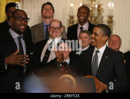 Bildnummer : 59145803 Datum : 28.01.2013 Copyright : imago/Xinhua (130129) - WASHINGTON D.C., Jan. 29,2013 (Xinhua) -- le joueur de Miami Heat LeBron James (à gauche) parle alors que le président américain Barack Obama le regarde lors d'un événement en l'honneur du champion NBA Miami Heat à la Maison Blanche à Washington D.C., aux États-Unis, le 28 janvier 2013. (Xinhua/Fang Zhe) US-WASHINGTON D.C.-NBA-OBAMA PUBLICATIONxNOTxINxCHN People Politik USA Basketball xns x0x 2013 quer Aufmacher Premiumd 59145803 Date 28 01 2013 Copyright Imago XINHUA Washington D C Jan 29 2013 XINHUA Miami Heat Player Lebron James l parle W Banque D'Images