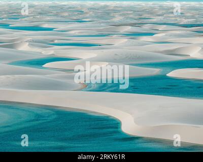 Vue aérienne de Lencois Maranhenses. Dunes de sable blanc avec piscines d'eau douce et transparente. Désert. Barreirinhas. Etat de Maranhao. Brésil Banque D'Images