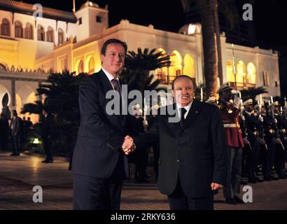 Bildnummer : 59153935 Datum : 30.01.2013 Copyright : imago/Xinhua (130130) -- ALGER, 30 janvier 2013 (Xinhua) -- le président algérien Abdelaziz Bouteflika accueille le Premier ministre britannique David Cameron au Palais du peuple, à Alger, le 30 janvier 2013. David Cameron est arrivé mercredi à Alger pour discuter des moyens de renforcer les liens bilatéraux, y compris les questions régionales et internationales d’intérêt commun entre le Royaume-Uni et l’Algérie. (Xinhua/Mohamed Kadri) ALGERIA-ALGEIERS-UK-VISIT PUBLICATIONxNOTxINxCHN People Politik premiumd x0x xsk 2013 quer 59153935 Date 30 01 2013 Copyrig Banque D'Images