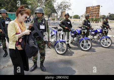 Bildnummer : 59155637 Datum : 31.01.2013 Copyright : imago/Xinhua (130131) -- PHNOM PENH, 31 janvier 2013 (Xinhua) -- les forces de sécurité sont déployées avant les funérailles du défunt roi cambodgien, le Père Norodom Sihanouk, à Phnom Penh, Cambodge, le 31 janvier 2013. Le Cambodge a déjà préparé tout ce qui est jugé important pour les funérailles de feu le Roi Père Norodom Sihanouk, qui commenceront vendredi, a déclaré jeudi le Prince Sisowath Thomico, porte-parole du Cabinet royal. (Xinhua/Phearum)(rh) CAMBODGE-PHNOM PENH-SIHANOUK-FUNERAL PUBLICATIONxNOTxINxCHN Politik Polizei Sicherheit Security Militär Vorbereitun Banque D'Images