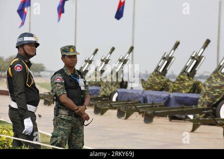 Bildnummer : 59155642 Datum : 31.01.2013 Copyright : imago/Xinhua (130131) -- PHNOM PENH, 31 janvier 2013 (Xinhua) -- les forces de sécurité sont déployées avant les funérailles du défunt roi cambodgien, le Père Norodom Sihanouk, à Phnom Penh, Cambodge, le 31 janvier 2013. Le Cambodge a déjà préparé tout ce qui est jugé important pour les funérailles de feu le Roi Père Norodom Sihanouk, qui commenceront vendredi, a déclaré jeudi le Prince Sisowath Thomico, porte-parole du Cabinet royal. (Xinhua/Phearum)(rh) CAMBODGE-PHNOM PENH-SIHANOUK-FUNERAL PUBLICATIONxNOTxINxCHN Politik Polizei Sicherheit Security Militär Vorbereitun Banque D'Images