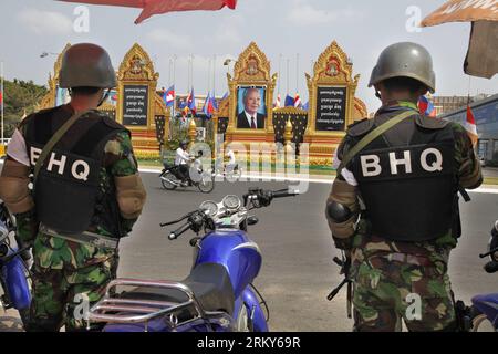 Bildnummer : 59155639 Datum : 31.01.2013 Copyright : imago/Xinhua (130131) -- PHNOM PENH, 31 janvier 2013 (Xinhua) -- les forces de sécurité sont déployées avant les funérailles du défunt roi cambodgien, le Père Norodom Sihanouk, à Phnom Penh, Cambodge, le 31 janvier 2013. Le Cambodge a déjà préparé tout ce qui est jugé important pour les funérailles de feu le Roi Père Norodom Sihanouk, qui commenceront vendredi, a déclaré jeudi le Prince Sisowath Thomico, porte-parole du Cabinet royal. (Xinhua/Phearum)(rh) CAMBODGE-PHNOM PENH-SIHANOUK-FUNERAL PUBLICATIONxNOTxINxCHN Politik Polizei Sicherheit Security Militär Vorbereitun Banque D'Images