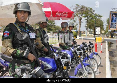 Bildnummer: 59155640  Datum: 31.01.2013  Copyright: imago/Xinhua (130131) -- PHNOM PENH, Jan. 31, 2013 (Xinhua) -- Security forces are deployed ahead of the funeral of late Cambodian King Father Norodom Sihanouk in Phnom Penh, Cambodia, Jan. 31, 2013. Cambodia has already prepared everything deemed important for the late King Father Norodom Sihanouk s funeral, which will begin on Friday, Prince Sisowath Thomico, Spokesman for the Royal Cabinet, said Thursday. (Xinhua/Phearum)(rh) CAMBODIA-PHNOM PENH-SIHANOUK-FUNERAL PUBLICATIONxNOTxINxCHN Politik Polizei Sicherheit Security Militär Vorbereitun Stock Photo