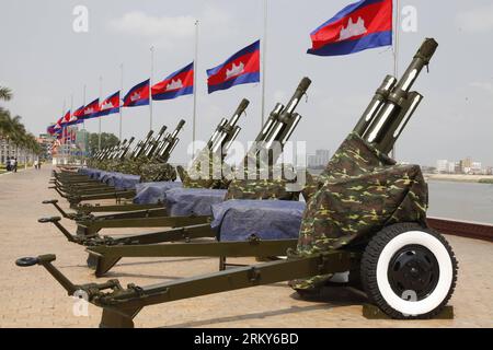 Bildnummer: 59155641  Datum: 31.01.2013  Copyright: imago/Xinhua (130131) -- PHNOM PENH, Jan. 31, 2013 (Xinhua) -- Gun artilleries are seen along the riverside in front of the Royal Palace ahead of the funeral of late Cambodian King Father Norodom Sihanouk in Phnom Penh, Cambodia, Jan. 31, 2013. Cambodia has already prepared everything deemed important for the late King Father Norodom Sihanouk s funeral, which will begin on Friday, Prince Sisowath Thomico, Spokesman for the Royal Cabinet, said Thursday. (Xinhua/Phearum)(rh) CAMBODIA-PHNOM PENH-SIHANOUK-FUNERAL PUBLICATIONxNOTxINxCHN Politik Po Stock Photo