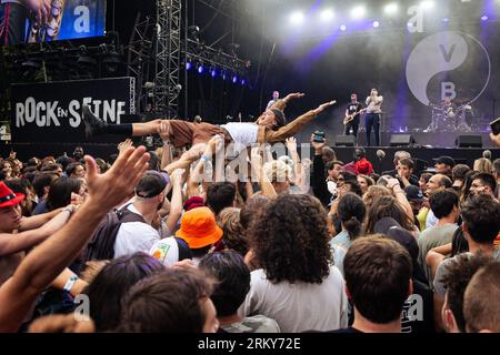 Paris, France. 25 août 2023. Les gens assistent au festival Rock en Seine Music à Paris. Le deuxième jour de la 20e édition du festival de musique français Rock en Seine a été présenté par le placebo britannique, au domaine National de Saint-Cloud. (Photo Telmo Pinto/SOPA Images/Sipa USA) crédit : SIPA USA/Alamy Live News Banque D'Images