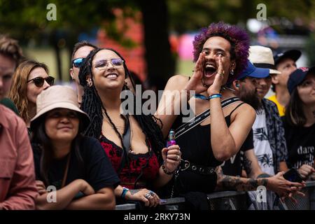 Paris, France. 25 août 2023. Les gens assistent au festival Rock en Seine Music à Paris. Le deuxième jour de la 20e édition du festival de musique français Rock en Seine a été présenté par le placebo britannique, au domaine National de Saint-Cloud. (Photo Telmo Pinto/SOPA Images/Sipa USA) crédit : SIPA USA/Alamy Live News Banque D'Images