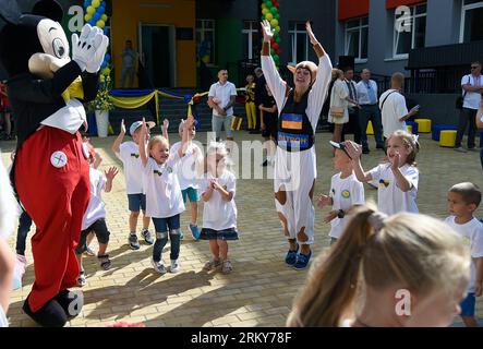 Non exclusive : IRPIN, UKRAINE - 24 AOÛT 2023 - des animateurs se produisent pour les enfants lors de l'ouverture de la maternelle Ruta reconstruite avec des fonds pour Banque D'Images