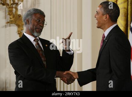 Bildnummer: 59162000  Datum: 01.02.2013  Copyright: imago/Xinhua (130201) -- WASHINGTON D.C., Feb. 1, 2013 (Xinhua) -- U.S. President Barack Obama laughs as he awards Dr. Sylvester James Gates from University of Maryland with the National Medal of Science during a ceremony at the White House in Washington D.C., the United States, on Feb. 1, 2013. (Xinhua/Fang Zhe) US-WASHINGTON-POLITICS-SCIENCE-OBAMA PUBLICATIONxNOTxINxCHN People Politik xjh x0x premiumd 2013 quer      59162000 Date 01 02 2013 Copyright Imago XINHUA  Washington D C Feb 1 2013 XINHUA U S President Barack Obama Laughs As he Awar Stock Photo