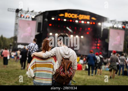 Paris, France. 25 août 2023. Les gens assistent au festival Rock en Seine Music à Paris. Le deuxième jour de la 20e édition du festival de musique français Rock en Seine a été présenté par le placebo britannique, au domaine National de Saint-Cloud. Crédit : SOPA Images Limited/Alamy Live News Banque D'Images