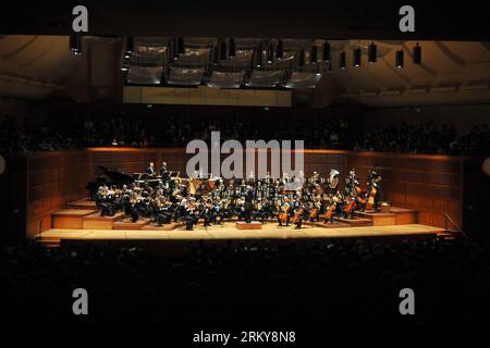 Bildnummer : 59167333 Datum : 02.02.2013 Copyright : imago/Xinhua (130203) -- SAN FRANCISCO, 2 février 2013 (Xinhua) -- le San Francisco Symphony Orchestra se produit sous la direction de Chen Mei-Ann (Center R) lors du 13e concert annuel du nouvel an lunaire organisé au Davies Symphony Hall de San Francisco, aux États-Unis, le 2 février 2013.(Xinhua/Liu Yilin) (dtf) U.S.-SAN FRANCISCO-CONCERT-CHINESE NEW YEAR PUBLICATIONxNOTxINxCHN Kultur People Musik Aktion Konzert premiumd x0x xmb 2013 quer 59167333 Date 02 02 2013 Copyright Imago XINHUA San Francisco février 2 2013 XINHUA le San Francisco Banque D'Images