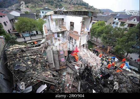 Bildnummer : 59170930 Datum : 03.02.2013 Copyright : imago/Xinhua CIXI, 3 février 2013 - les sauveteurs recherchent les disparus dans les débris sur le site de l'accident d'une explosion présumée de chaudière dans un magasin de nouilles dans la ville de Cixi, province de Zhejiang dans l'est de la Chine, le 3 février 2013. Cinq ont été tués et six autres blessés après l'accident survenu dimanche à Cixi. Le bâtiment de trois étages s'est partiellement effondré dans l'accident. (Xinhua/Yan Jie) (ry) CHINA-ZHEJIANG-CIXI-BAUDIER BLAST (CN) PUBLICATIONxNOTxINxCHN Gesellschaft Katastrophe explosion Schäden Zerstörung Verwüstung Trümmer x0x xdd premiumd 2013 quer 59 Banque D'Images