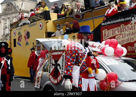 Bildnummer : 59168305 Datum : 03.02.2013 Copyright : imago/Xinhua BERLIN, 3 février 2013 - les fêtards vêtus de clown et les chars marchent pendant la grande procession du 13e défilé Berliner Fasching Parade à Berlin le 3 février 2013. Les festivaliers du carnaval berlinois ont participé au grand défilé fasching dimanche, avec les chars colorés et les groupes à pied, sous le slogan de Berlin Heijo - We take off!. (Xinhua/Pan Xu) ALLEMAGNE-BERLIN-CARNEVAL-PARADE PUBLICATIONxNOTxINxCHN Gesellschaft Kultur Karneval Karnevalsumzug GER Berlin xdp x0x 2013 quer premiumd 59168305 Date 03 02 2013 Copyright Imago XINH Banque D'Images