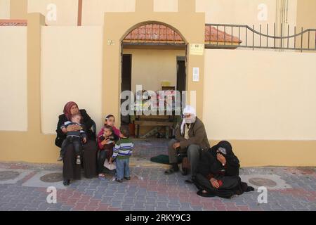 Bildnummer: 59175197  Datum: 04.02.2013  Copyright: imago/Xinhua (130204) -- GAZA, Feb. 4, 2013 (Xinhua) -- Palestinians sit in front of their new house in the southern Gaza Strip city of Rafah, on Feb. 4, 2013. A total of 750 housing units were built for Palestinian families who lost their home during Israeli military operations in 2004 and 2005 as part of a re-housing Saudi-funded project led by the United Nations Relief and Works Agency for Palestine Refugees. (Xinhua/Khaled Omar) MIDEAST-GAZA-NEW HOUSES-REFUGEES PUBLICATIONxNOTxINxCHN Gesellschaft Wohungen Wohnungsbau Einweihung Wohnhaus P Stock Photo