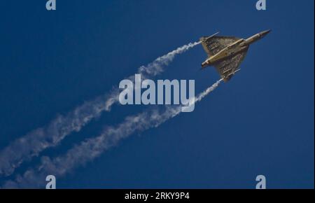 Bildnummer: 59177023  Datum: 05.02.2013  Copyright: imago/Xinhua (130205) -- BANGALORE, Feb. 5, 2013 (Xinhua) -- Indian Air Force single engine tailless fighter aircraft Tejas performs during rehearsals on the eve of the Aero India 2013 at Yelahanka air base in Bangalore, India, Feb. 5, 2013. Aviation companies from around the world are expected to participate in Aero India 2013 which starts on Feb. 6. (Xinhua/Stringer)(dzl) INDIA-BANGALORE-AERO INDIA-REHEARSAL PUBLICATIONxNOTxINxCHN Gesellschaft Flugshow Flugzeug xas x0x 2013 quer      59177023 Date 05 02 2013 Copyright Imago XINHUA  Bangalor Stock Photo