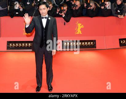 Bildnummer : 59188758 Datum : 07.02.2013 Copyright : imago/Xinhua l'acteur chinois Tony Leung pose sur le tapis rouge à son arrivée pour la cérémonie d'ouverture du 63e festival du film de Berlin à Berlin, en Allemagne, le 7 février 2013. Le 63e festival du film de Berlin s’est ouvert jeudi avec une épopée d’arts martiaux le grand maître du réalisateur chinois Wong Kar Wai qui dirigera également le jury de cette Berlinale. (Xinhua/Ma Ning) ALLEMAGNE-BERLIN-ENTERTAINMENT-FILM-FESTIVAL PUBLICATIONxNOTxINxCHN Kultur Entertainment People film Festival Filmfestival 63 internationale Berlinale x0x xdd premiumd 2013 quer 59188758 Date Banque D'Images