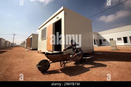 Bildnummer : 59190299 Datum : 07.02.2013 Copyright : imago/Xinhua (130207) - ZARQA, 7 février 2013 (Xinhua) -- un homme travaille dans un camp de réfugiés en construction à Zarqa, qui sera ouvert comme le deuxième camp de Jordanie pour faire face à l afflux croissant de réfugiés syriens et réduire la surpopulation à ZA atari, Jordanie, le 7 février 2013. La Jordanie a annoncé mardi que le nombre de réfugiés syriens dans le pays devrait dépasser 700 000 000 en 2013. (Xinhua/Mohammad Abu Ghosh) JORDAN-ZARQA-SYRIA-REFUGEE-CAMP PUBLICATIONxNOTxINxCHN Gesellschaft Politik Lager Flüchtlinge Flüchtlingslager x0x xdd premiumd 201 Banque D'Images