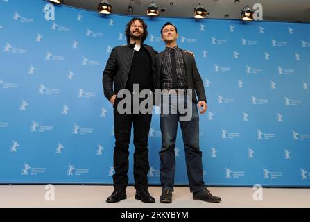 Bildnummer : 59193390 Datum : 08.02.2013 Copyright : imago/Xinhua (130208) -- BERLIN, 8 février 2013 (Xinhua) -- le réalisateur Joseph Gordon-Levitt pose lors d'un photocall de son film Don Jon s addiction avec le producteur RAM Bergmann au 63e Festival international du film de la Berlinale à Berlin le 8 février 2013. (Xinhua/Ma Ning) ALLEMAGNE-BERLIN FILM FESTIVAL-PHOTOCALL-DON JON S ADDICTION PUBLICATIONxNOTxINxCHN People Entertainment film Filmfestpiele Berlinale premiumd x0x xmb 2013 quer 59193390 Date 08 02 2013 Copyright Imago XINHUA Berlin février 8 2013 le réalisateur XINHUA Joseph Gordon Levitt pose pendant un p Banque D'Images