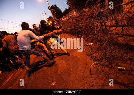 Bildnummer: 59193413  Datum: 08.02.2013  Copyright: imago/Xinhua (130208) -- CAIRO, Feb. 8, 2013 (Xinhua) -- Egyptian protesters remove the wire fences that protects one of the presidential palace s gates in Cairo, Feb. 8, 2013. Egyptian protesters and hundreds of saboteurs attacked Al-Etehadeya presidential palace after protesting against president Mohamed Morsi earlier Friday morning, riot police responded later by teargas and water canons. Opposition movements and parties organised anti-Morsi rallies around the country on Friday. (Xinhua/Amru Salahuddien) EGYPT-CAIRO-PRESIDENTIAL PALACE CLA Stock Photo