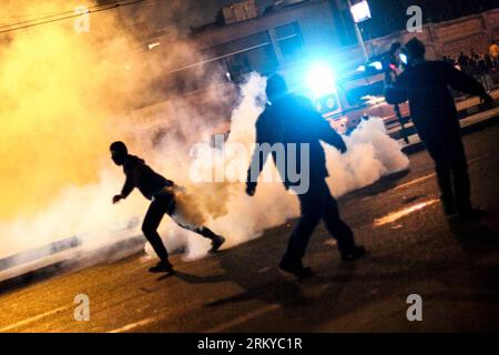 Bildnummer: 59193414  Datum: 08.02.2013  Copyright: imago/Xinhua (130208) -- CAIRO, Feb. 8, 2013 (Xinhua) -- Egyptian protesters escape teargas whilst others throw stones and molotov bombs inside the presidential palace in Cairo, Feb. 8, 2013. Egyptian protesters and hundreds of saboteurs attacked Al-Etehadeya presidential palace after protesting against president Mohamed Morsi earlier Friday morning, riot police responded later by teargas and water canons. Opposition movements and parties organised anti-Morsi rallies around the country on Friday. (Xinhua/Amru Salahuddien) EGYPT-CAIRO-PRESIDEN Stock Photo