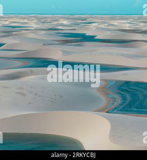 Vue aérienne de Lencois Maranhenses. Dunes de sable blanc avec piscines d'eau douce et transparente. Désert. Barreirinhas. Etat de Maranhao. Brésil Banque D'Images