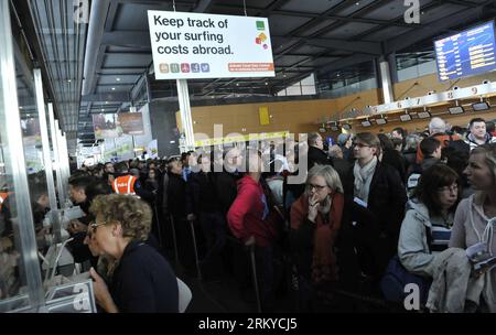 Bildnummer : 59195625 Datum : 09.02.2013 Copyright : imago/Xinhua (130209) -- BRUXELLES, 9 février 2013 (Xinhua) -- les passagers attendent pour changer de vol devant la réception de Ryanair à l'aéroport de Charleroi, à 70 kilomètres au sud de Bruxelles, Belgique, le 9 février 2013. Cinq d'entre eux ont été tués après l'écrasement d'un petit avion samedi à l'aéroport belge de Charleroi. (Xinhua/Ye Pingfan) BEILGIUM-CHARLEROI-AIR CRASH PUBLICATIONxNOTxINxCHN Gesellschaft Flughafen Flugzeug Flugabsturz Absturz Unglück Verzögerungen Verspätung Wartezeit xas x0x 2013 quer premiumd 59195625 Date 09 02 2013 Copyright Imago XINHUA BR Banque D'Images