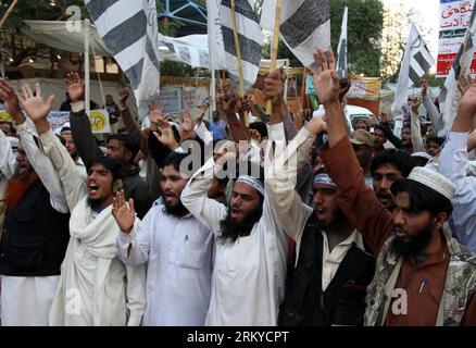 Bildnummer : 59196530 Datum : 09.02.2013 Copyright : imago/Xinhua (130209) -- KARACHI, 9 février 2013 (Xinhua) -- des militants de l’association caritative interdite Jamaat-ud-Dawa crient des slogans anti-indiens lors d’une manifestation contre l’exécution du séparatiste cachemiri Mohammed Afzal Guru dans la capitale indienne New Delhi, dans la ville portuaire de Karachi, au sud du Pakistan, le 9 février 2013. Un séparatiste cachemirien a été exécuté samedi pour son rôle dans une attaque meurtrière contre le Parlement à New Delhi en 2001. Des centaines de manifestants se sont rassemblés samedi à Muzaffarabad, la capitale du Cachemire administré par le Pakistan, pour condamner l'exécution Banque D'Images