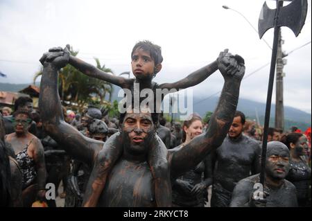 Bildnummer: 59197326  Datum: 09.02.2013  Copyright: imago/Xinhua (130210) -- PARATY, Feb. 9, 2013 (Xinhua) -- Revelers participate in the annual Bloco da Lama parade in Paraty, Brazil, Feb. 9, 2013. (Xinhua/Weng Xinyang) (zf) BRAZIL-PARATY-BLOCO DA LAMA-PARADE PUBLICATIONxNOTxINxCHN Gesellschaft Fest Matsch Schlamm kurios premiumd x0x xmb 2013 quer     59197326 Date 09 02 2013 Copyright Imago XINHUA  Paraty Feb 9 2013 XINHUA Revels participate in The Annual Bloco there Lama Parade in Paraty Brazil Feb 9 2013 XINHUA Weng Xinyang ZF Brazil Paraty Bloco there Lama Parade PUBLICATIONxNOTxINxCHN So Stock Photo