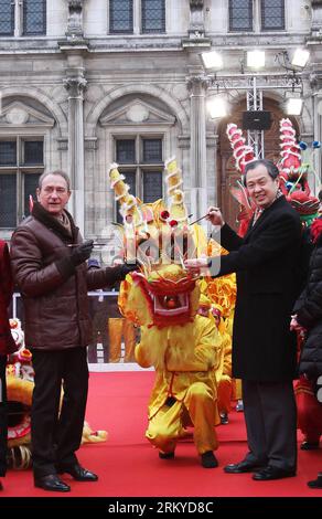 Bildnummer : 59201047 Datum : 10.02.2013 Copyright : imago/Xinhua (130210) -- PARIS, 10 février 2013 (Xinhua) -- l'ambassadeur de Chine en France Kong Quan (R) et le maire de Paris Bertrand Delanoe assistent aux célébrations du nouvel an lunaire chinois devant l'hôtel de ville de Paris, France, le 10 février 2013. Les Chinois d'outre-mer en France ont organisé des représentations ici dimanche dans le cadre des célébrations du nouvel an lunaire chinois du serpent. (Xinhua/Gao Jing) FRANCE-PARIS-CHINESE SPRING FESTIVAL-CELEBRATION PUBLICATIONxNOTxINxCHN Gesellschaft Kultur Neujahr Feiertag Fest Frühlingsfest Laternenfest Drache x0 Banque D'Images