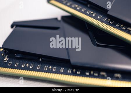 Macro de contact électrique des modules de mémoire DDR4 DRAM. Gros plan sur le chipset RAM de l'ordinateur. Composants matériels des PC de bureau Banque D'Images