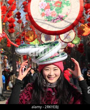 Bildnummer : 59207000 Datum : 12.02.2013 Copyright : imago/Xinhua (130212) -- BEIJING, 12 février 2013 (Xinhua) -- Un visiteur joue avec un jouet gonflable en forme de serpent à une foire du temple tenue pour célébrer la fête du printemps, ou le nouvel an lunaire chinois, à Beijing, capitale de la Chine, le 12 février 2013. (Xinhua/Chen Xiaogen) (ry) CHINA-SPRING FESTIVAL-CELEBRATION (CN) PUBLICATIONxNOTxINxCHN Gesellschaft Kultur Neujahr Frühlingsfest Feiertag xac x0x 2013 quadrat 59207000 Date 12 02 2013 Copyright Imago XINHUA Beijing février 12 2013 XINHUA un visiteur JOUE avec un jouet gonflable en forme de serpent À un temple Banque D'Images