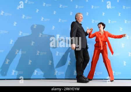 Bildnummer: 59211604  Datum: 12.02.2013  Copyright: imago/Xinhua BERLIN, Feb. 12, 2013 - Actress Juliette Binoche dances with director Bruno Dumont during a photocall to promote the movie Camille Claudel 1915 at the 63rd Berlinale International Film Festival in Berlin Feb. 12, 2013. (Xinhua/Ma Ning) GERMANY-ENTERTAINMENT-BERLINALE FILM FESTIVAL-CAMILLE CLAUDEL 1915 PUBLICATIONxNOTxINxCHN People Kultur Entertainment Film 63. Internationale Filmfestspiele Berlinale Berlin Pressetermin Photocall xdp x0x 2013 quer premiumd     59211604 Date 12 02 2013 Copyright Imago XINHUA Berlin Feb 12 2013 actr Stock Photo