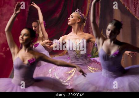 Bildnummer: 59218811  Datum: 13.02.2013  Copyright: imago/Xinhua Dancers of St. Petersburg Russian Ballet Theater company perform Sleeping Beauty , at Metropolitan Theater in Mexico City, capital of Mexico, Feb. 13, 2013. The company began their tour across the country on wednesday, with the participation of 42 dancers, according to local press. (Xinhua/Alejandro Ayala)(zhf) MEXICO-MEXICO CITY-CULTURE-BALLET PUBLICATIONxNOTxINxCHN Kultur Tanz x1x xac 2013 quer     59218811 Date 13 02 2013 Copyright Imago XINHUA Dancers of St Petersburg Russian Ballet Theatre Company perform Sleeping Beauty AT Stock Photo